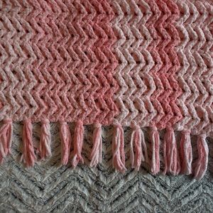Handmade crochet baby blanket (pink ombré zigzag)